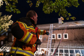 Um dies Sicherheit geht es auch bei der Sicherung. Wer aufs Dach geht, trägt ein «Gstältli».