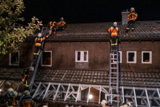 Beim Abdecken des Dachs wird methodisch vorgegangen. Wie immer gilt die Devise: so wenig Schaden anrichten wie möglich. «Das ist auch im Ernstfall so. Darauf achtet die Assekuranz natürlich», sagt Kommandant Dominik Krummenacher.