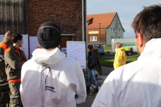 Angehörige des Zivilschutzes werden zum Umgang mit Schafen geschult.