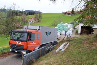 Entsorgungsfahrzeug fährt übungshalber auf den Schadenplatz.
