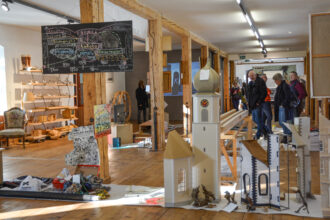 Mit «Relikten» aus 60 Ausstellungen wurde eine Auslegeordnung gestaltet – eine Art Epilog hinter zehn Jahre Zeughaus mit Ueli Vogt. Fotos: Monica Dörig