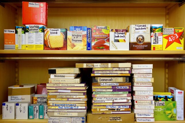 Der Tätowierer Herbert Hoffmann hat sein Archiv, das er der Kantonsbibliothek Appenzell Ausserrhoden vermacht hat, in umgewidmeten Kartonschachteln aufbewahrt. Eine schwierige Ausgangslage für die Aufbewahrung, eine reizende für eine etwaige Ausstellungskuration. (Foto: Kantonsbibliothek Appenzell Ausserrhoden)