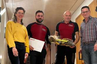 Ehrung und Verabschiedung (v.l.n.r.): abtretende Gemeinderätin Kathrin Dörig (Feuerwehrkommission), neuer Gruppenführer Silvio Eugster, Roland Dähler (20 Jahr-Jubiläum) und Beat Signer (Präsident Feuerwehrkommission). 