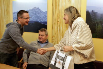 Präsident Oliver Schmid beim Händeschütteln.