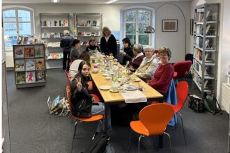 Einladender Tisch und Ort für Diskussionen.