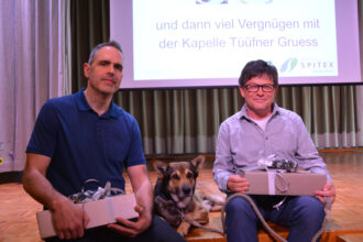 Oliver Marmilich wurde für seine 15-jährige Tätigkeit und Kurt Schedler für sein fünfjähriges Engagement bei der Spitex Rotbachtal geehrt. (Manchmal heitert auch Hund Sämi besuchte Kundinnen auf.)