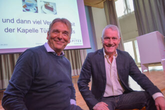 Andy Winkler, bisheriger Präsident (links), und Roman John, langjähriger Geschäftsführer der Spitex Rotbachtal freuen sich über die gelungene Nachfolgeregelung.