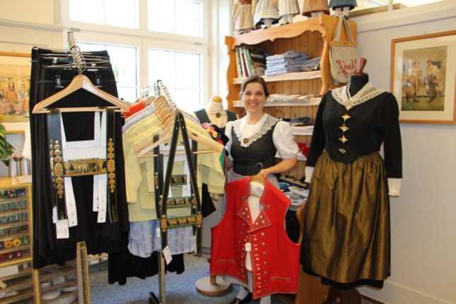 In der Trachtenstube gibt es alles: Sowohl für die Frauen- als auch für die Männertracht. Foto: zVg