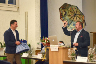 An der Kirchgemeindeversammlung wurde Präsident Alfons Angehrn (mit Schirm) verabschiedet. Fotos: zVg