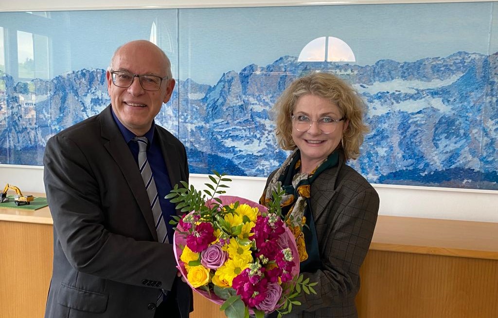 Gemeindepräsident Reto Altherr gratuliert Franziska Fawcett zur Wahl in die GPK. Foto: zVg
