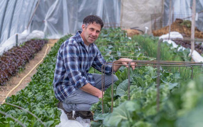 Paul Manser hat mit einem Team regionaler Nahrungsmittelproduzenten den «Wochenmarkt Teufen» ins Leben gerufen. Die Stände werden diesen Freitag zum ersten Mal auf dem Dorfplatz aufgestellt. Foto: Nerina Keller