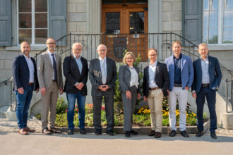 Der «neue» Teufner Gemeinderat (v.l.n.r.): Marcel Aeple (Gemeindeschreiber), Roger Stutz (Baubewilligungen), Peter Renn (Bau und Umwelt), Reto Altherr (Präsident), Beatrice Weiler (Bildung), Urs Frei (Alter und Gesundheit), Samuel Fischer (Jugend, Freizeit, Kultur) und Urs Spielmann (Finanzen und Volkswirtschaft). Foto: zVg