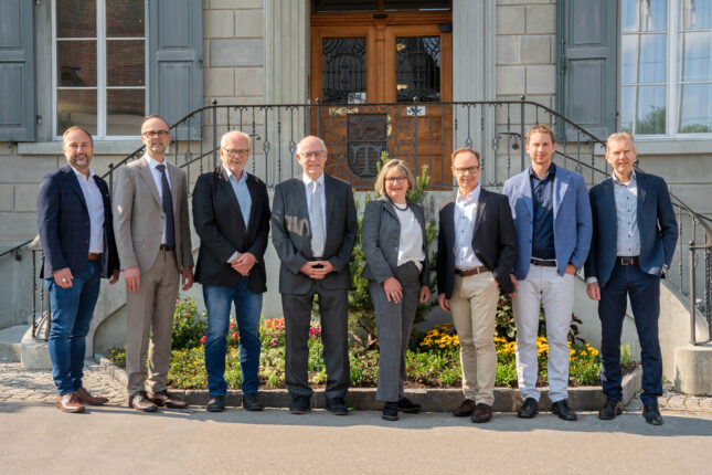 Der «neue» Teufner Gemeinderat (v.l.n.r.): Marcel Aeple (Gemeindeschreiber), Roger Stutz (Baubewilligungen), Peter Renn (Bau und Umwelt), Reto Altherr (Präsident), Beatrice Weiler (Bildung), Urs Frei (Alter und Gesundheit), Samuel Fischer (Jugend, Freizeit, Kultur) und Urs Spielmann (Finanzen und Volkswirtschaft). Foto: zVg