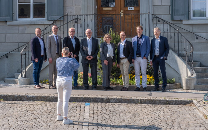 Der «neue» Teufner Gemeinderat (v.l.n.r.): Marcel Aeple (Gemeindeschreiber), Roger Stutz (Baubewilligungen), Peter Renn (Bau und Umwelt), Reto Altherr (Präsident), Beatrice Weiler (Bildung), Urs Frei (Alter und Gesundheit), Samuel Fischer (Jugend, Freizeit, Kultur) und Urs Spielmann (Finanzen und Volkswirtschaft). Foto: tiz