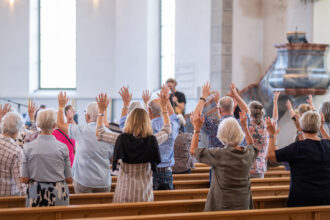 Klatschen einmal anders: Mit erhobenen Händen wackeln ist eine Form des Klatschens, die auch Gehörlose sehen und spüren können.