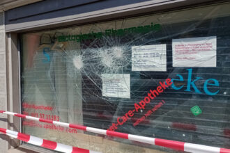 Das malträtierte Schaufenster der SiRu - Apotheke. Immerhin: Den Schaden zahlt die Versicherung.