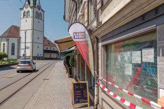 Das malträtierte Schaufenster der SiRu - Apotheke. Immerhin: Den Schaden zahlt die Versicherung. Fotos: tiz