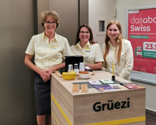 Das Schalter-Team (v.l.n.r.): Gabriela Casagrande, Mitte Rita Demarmels und die Lernende Ende 1.Lehrjahr, Fabienne Dürr