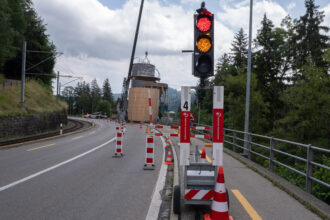Ein Lichtsignal und nur eine Spur für die Autos: Die Montage des Silos hält Passierende kurz auf. Fotos: nek