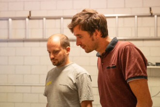 Martin Waldburger und Friedl Schmitt lauschen aufmerksam den Erläuterungen von Manuel Mettler. 