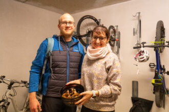 Auch Dimitri und Alina freuen sich schon auf ihr Pilz-Abendessen. 