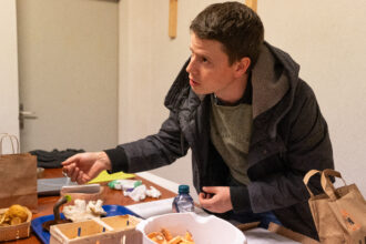 Pilzkontrolleur Manuel Mettler nimmt sich Zeit für Erklärungen, wenn nicht allzu viele Leute anstehen. Fotos: nek