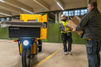 Gemeinsam ist das Fahrzeug schnell beladen.